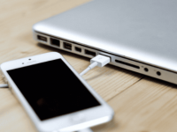 如何通过无线或有线方式将 iPhone 连接到 Mac